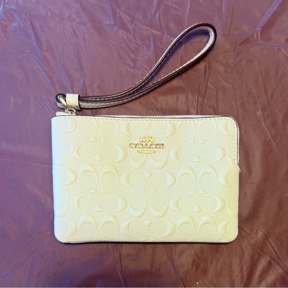 NIB Coach White Leather Embossed Signature Wristlet Clutch with Strap - Picture 2 of 9